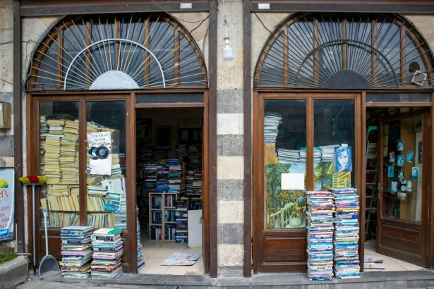 Vintage bookshop entrance with stacked books in Gaziantep, offering a cozy and nostalgic atmosphere.