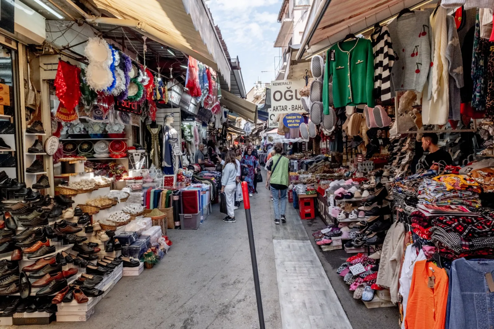Explore the vibrant Kemeraltı Bazaar featuring diverse stalls in İzmir, Türkiye.