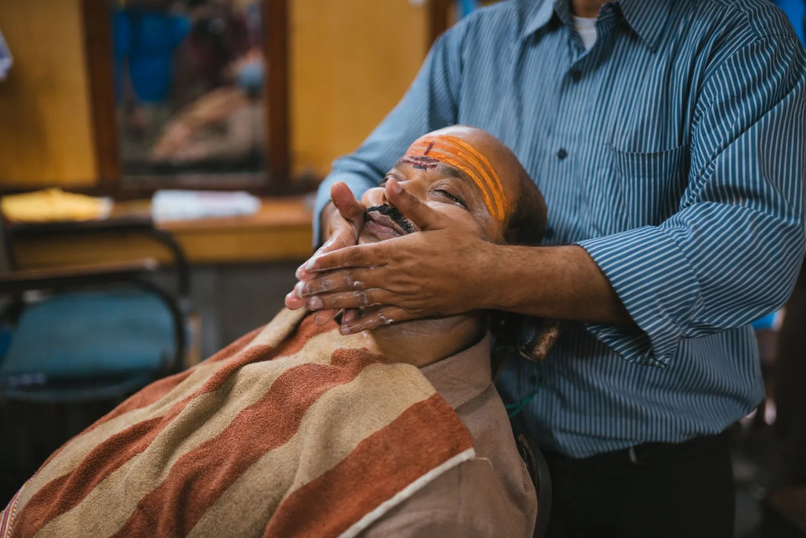 Capturing a traditional Indian grooming session in Varanasi with authentic local ambiance.